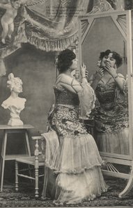 Kvinde i en kunstfærdig kjole af French Photographer